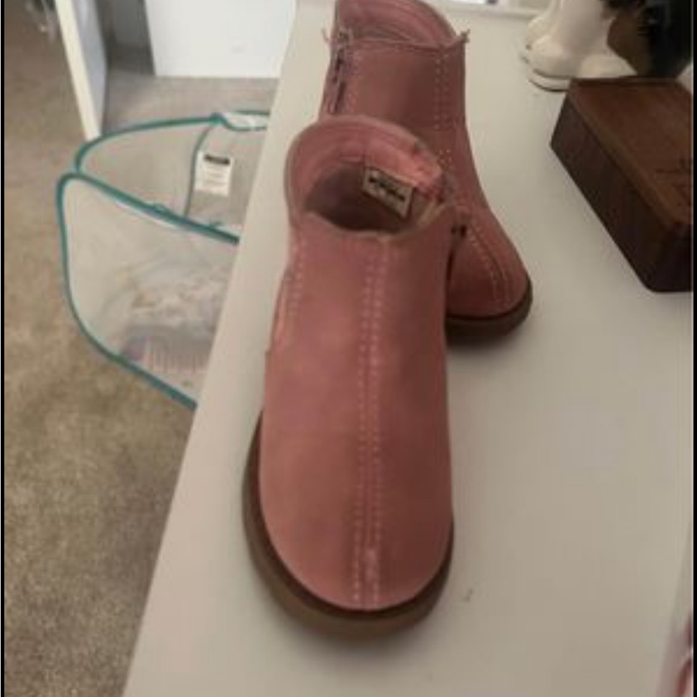Size 5 toddler girl boots. These are in good condition. Small scuff on toe.
